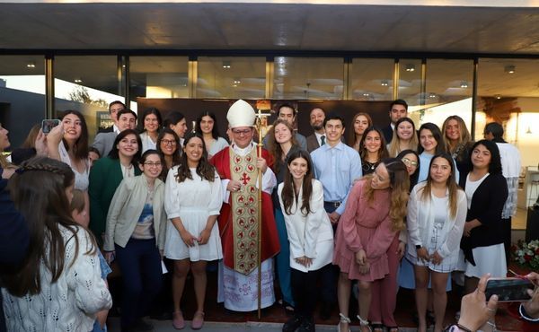 Entre quienes recibieron el sacramento de la Confirmación en la Universidad de los Andes, seis trabajan en la clínica.