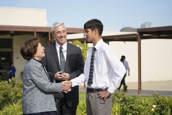 Al centro, Miguel Arce, director del Colegio PuenteMaipo, junto a María Luisa Vial de Claro y a uno de los alumnos encargados de recibir y acompañar a los invitados a la bendición de la segunda etapa de su colegio.