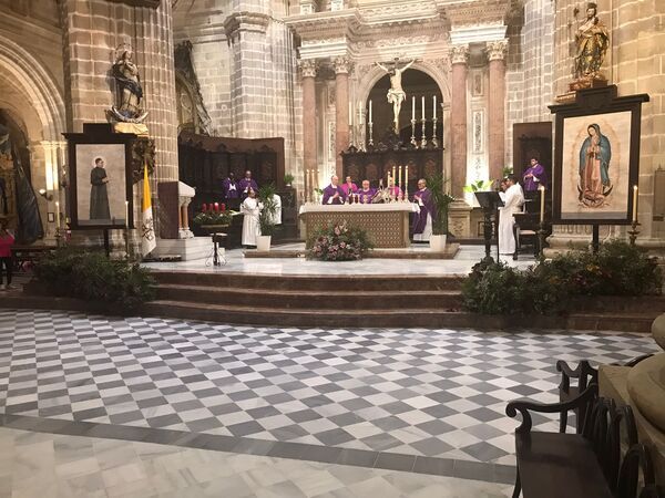 Imágenes de la Virgen de Guadalupe y de san Josemaría, en la Catedral de Jerez de la Frontera