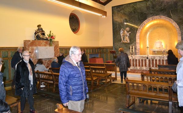 En acabar la cerimònia tots els presents van poder passar per la sepultura de Mn. José María a la capella del Santíssim