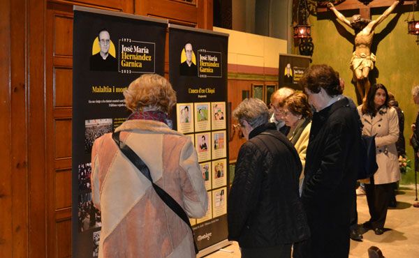 Exposició sobre la vida de Mn. José Maria Hernández Garnica a l'església de Montalegre