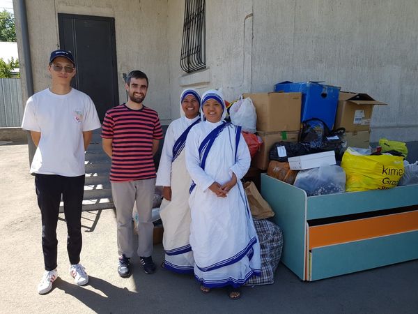 Campaña solidaria que organizaron en el banco en el que trabajó junto a las Hermanas de la Caridad.