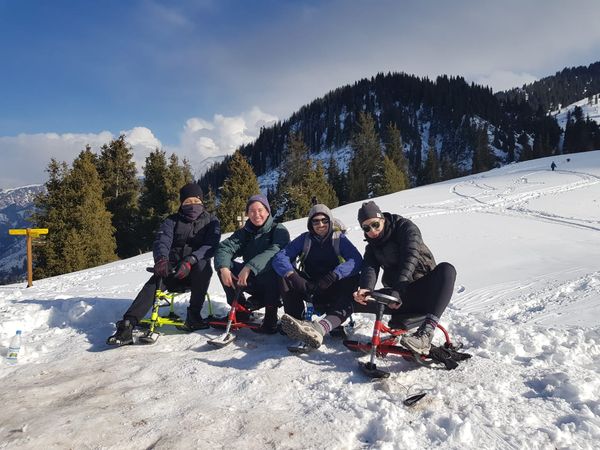Paseo en trineos en las montañas cercanas a Almaty. Álvaro es el segundo desde la izquierda.