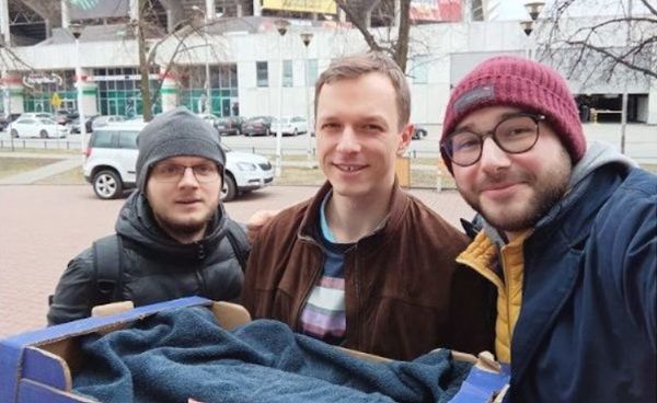 Molti polacchi stanno aiutando nella raccolta di viveri e altro materiale.