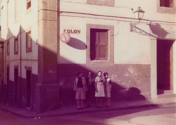 Las pioneras en el primer local, junto a la Casa de Colón