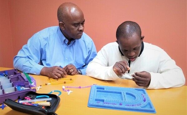 Nicholas Kemdi y su hijo Ikenna