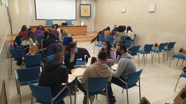 Los usuarios de Down Córdoba en Zalima con las alumnas en una de las sesiones de sensibilización