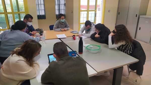 Alumnas y usuarios en uno de los talleres para fomentar la autonomía