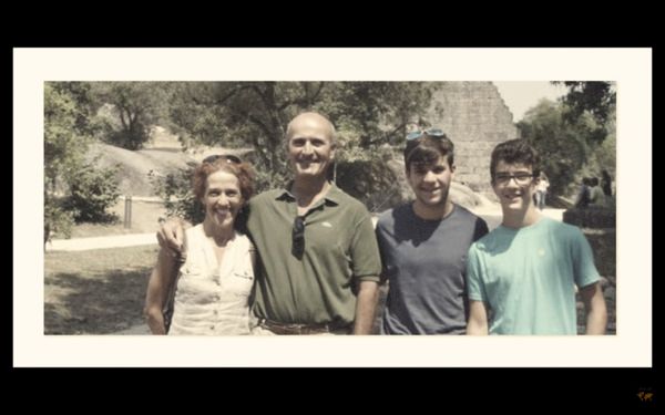 Pablo nació en una familia de diez –como él mismo sentencia– una familia cristiana en la que siempre se ha sentido muy querido