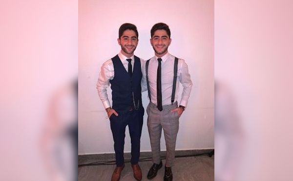 Benny (izquierda) con Isidoro, su hermano gemelo.