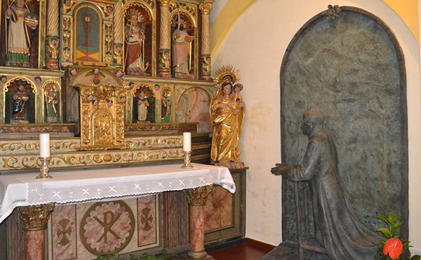 Antic altar major de l’església, amb l’estàtua de sant Josepmaria que recorda el moment en què, en arribar a l’església el 2 de desembre de 1937, feu la visita al Santíssim
