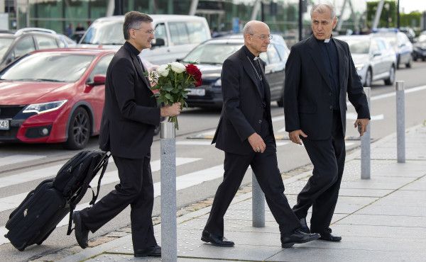Prałat Opus Dei po wylądowaniu we Wrocławiu.