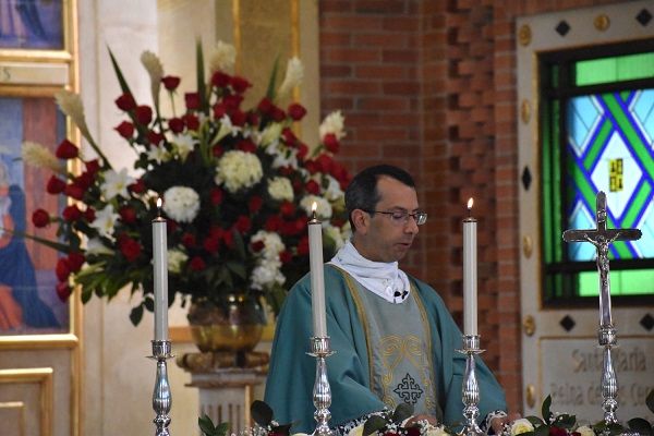 Padre Jorge Mario Jaramillo Vicario del Opus Dei para Colombia y Ecuador, celebrando en Gimnasio De Los Cerros