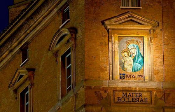 l mosaico (inspirado en la Madonna della colonna que procedía de la basílica constantiniana) fue colocado el 7 de diciembre de 1981.