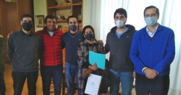 Bebi Calvimontes, expositora, junto a algunos de los asistente al encuentro.