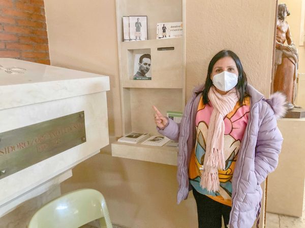 La autora de la nota ante la tumba de Isidoro