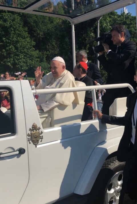 Pape François dans la papemobile saluant les fidèles