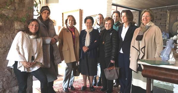 Junto a Gaby (al centro), algunas de sus amigas que acudían con ella cada semana a la población San Gregorio.