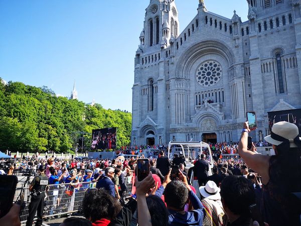 Passage de la pape mobile dans la foule assemblée devant basilique Sainte-Anne-de-Beaupré.