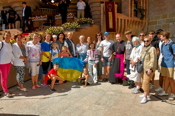 El obispo de Vitoria, mons. Elizalde, con un grupo de refugiados ucranianos, en Torreciudad