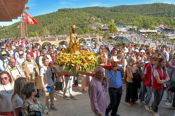 Rosario con la Virgen de Torreciudad en la Jornada Mariana de la Familia