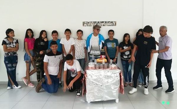 Joaquín, con los chicos y chicas que ha preparado para la confirmación.