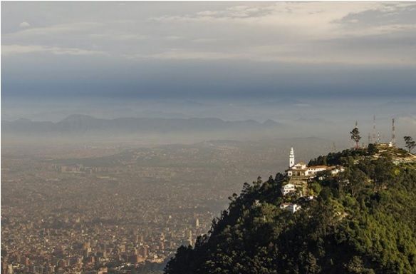Bogotá. Cerro de Monserrate. El 19 de noviembre de 1951, D. Teodoro Ruiz y Barto Roig fueron de romería al santuario de Monserrate, para poner en manos de la Virgen la labor apostólica del Opus Dei en Colombia y Venezuela