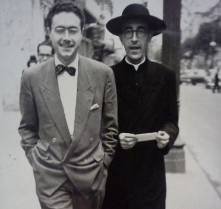 Bogotá, 18 de noviembre de 1951. Primera foto de la historia del Opus Dei en Colombia. Barto Roig, Numerario que llegó a Caracas pocas semanas antes para iniciar la labor apostólica del Opus Dei en Venezuela, con D. Teodoro Ruiz caminando por la Carrera 7, en el centro de la ciudad