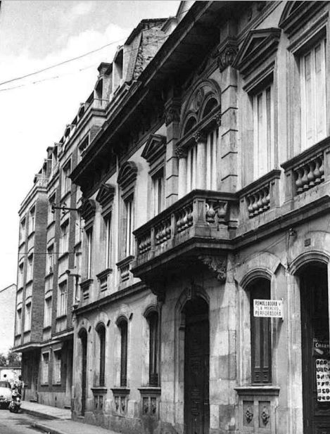 Fachada de la sede del primer centro del Opus Dei en Colombia. Estaba situado en la Carrera 4ª N. 12-47, en Bogotá. El centro ocupaba todo el segundo piso de la casa, y tenía su entrada por la puerta cochera que queda debajo del balcón.