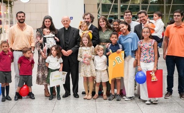 El miércoles 4 de octubre, un grupo de familias le daba la bienvenida al prelado