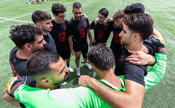 Jorge, con su equipo de fútbol, en el que juegan judíos y árabes