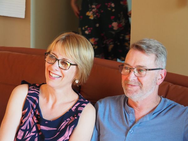 Francine et Jean, en gros plan, assis sur un divan, lors de leur anniversaire de mariage
