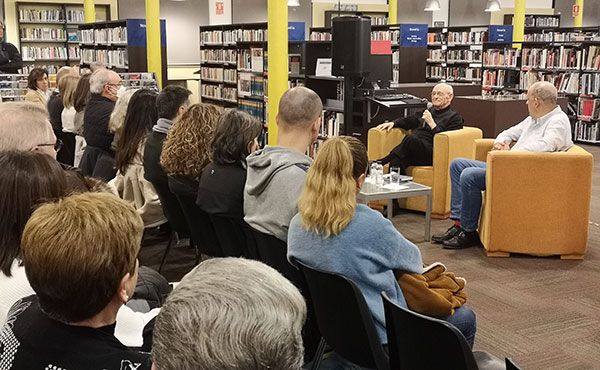 Foto: Bisbat de Girona. Presentació del llibre de mossèn Àngel Caldas «Retalls de memòria d'un capellà vell» a la biblioteca de Salt
