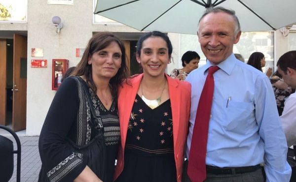 Cote, con su mamá, Verónica Leiva, y su papá, Jaime Olivos.