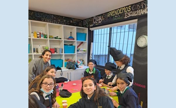 Cote está a cargo de las niñas de 5º a 6º del club Altamar en Viña del Mar: Aquí hacemos muchas actividades. Se aprende a compartir con las demás, a ser generosas, a ir tratando a Jesús con cariño y confianza