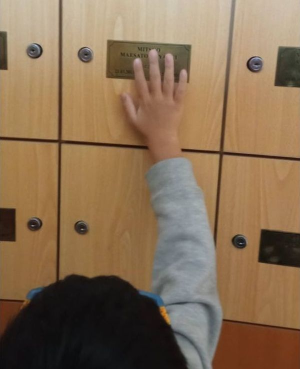 Masaki visitando a su hermanito Mitsuo