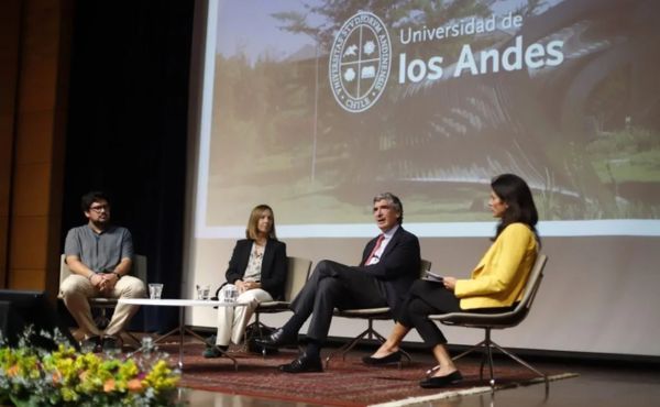 En el conversatorio, Juan Carlos Díaz, jefe de la Pastoral de Alumnos UANDES, la escultora María Angélica Echavarri, el rector José Antonio Guzmán y la Subdirectora de Cultura Corporativa de la Universidad, María Agusta Scagliotti.