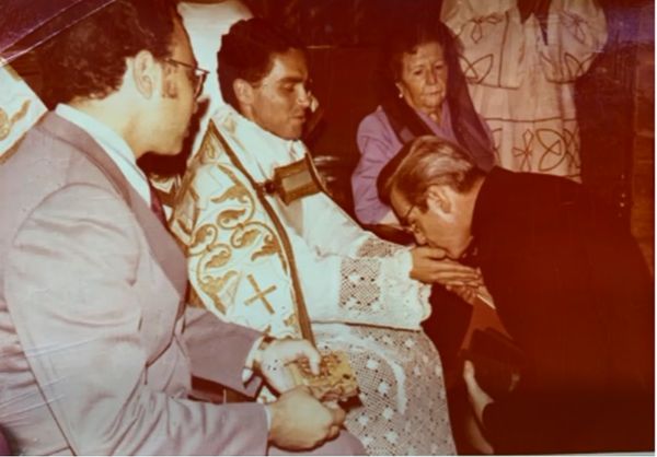 Después de su primera misa, don Pedro Casciaro le besa las manos.