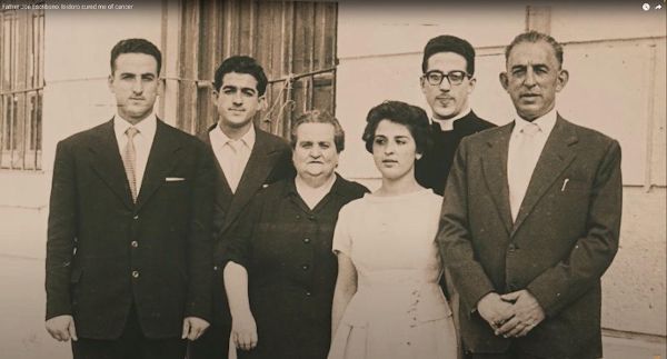 Avec sa famille, après son ordination sacerdotale