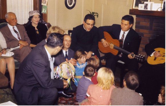 En 1963, lors d’une célébration de Noël avec des familles