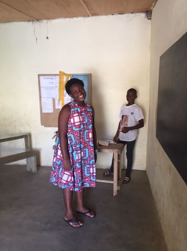 Activité sociale à l’école Sainte Philomène, organisée par l’Académie dans le quartier de la Riviera-Palmeraie. Au premier plan : Odelia Anoma, académicienne après une séance de ménage dans une des classes de l’école. En arrière-plan, un élève de cette école.