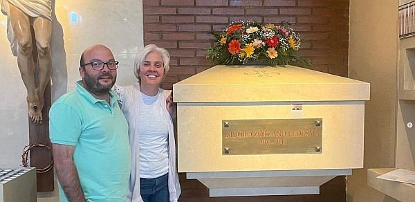 Am Grab von Isidoro Zorzano in der Kirche Alberto Magno in Madrid