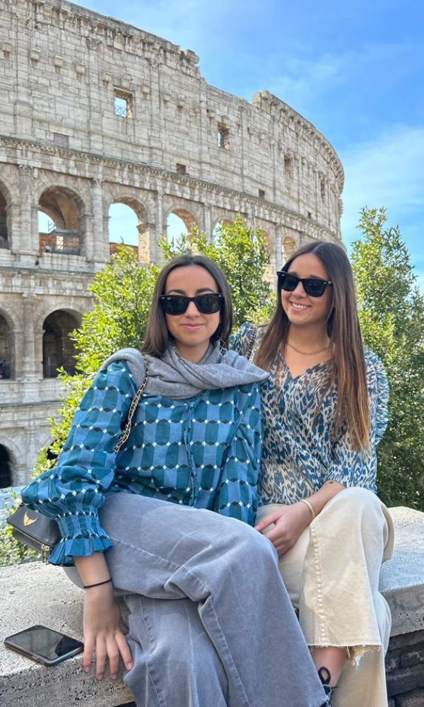 Elena esta Semana Santa en el Congreso UNIV, en Roma, con una amiga del colegio mayor Alsajara