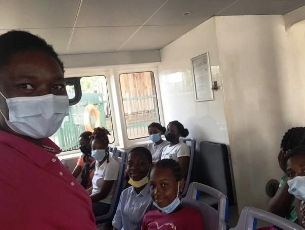 Les académiciennes en bateau-bus au cours d’une promenade sur la Lagune Ebrié. Au premier plan, Joynisse Boka, une de leurs encadreuses