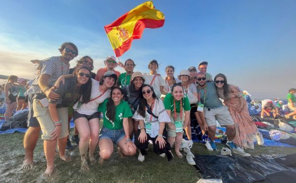 Algunos de los amigos de Blanca antes de la vigilia con el papa en el Campo da Graça.