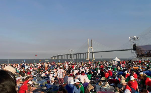 Los peregrinos acampando en el Campo da Graça, a las afueras de Lisboa y al borde del mar.