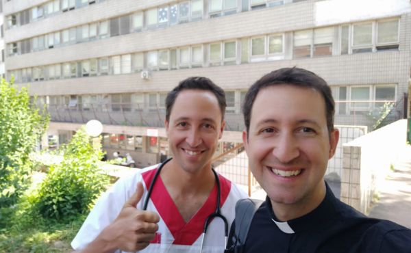 Ricardo, junto de seu irmão Nicolás, sacerdote, na Eslováquia. São, no total, 6 irmãos.