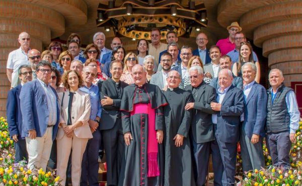 Mons. Ángel Pérez Pueyo, obispo de Barbastro-Monzón con el resto de autoridades y amigos de Torreciudad.