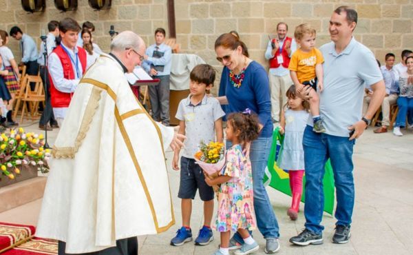 Ángel Lasheras recibiendo las ofrendas a la Virgen que trajeron muchas familias.