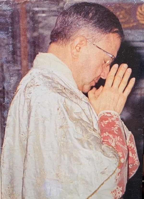 saint Josémaria, les mains jointes en train de se recueillir.